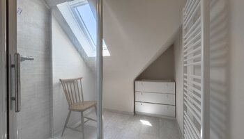 Villa à rénover sur un vaste terrain de 650 m² dans un quartier résidentiel