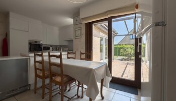 Villa à rénover sur un vaste terrain de 650 m² dans un quartier résidentiel