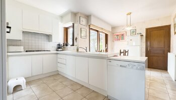 Villa à rénover sur un vaste terrain de 650 m² dans un quartier résidentiel