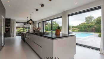 Villa exclusive sur un grand terrain avec piscine et pool house