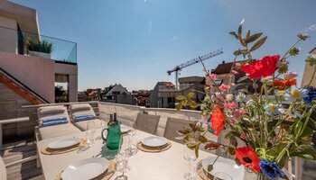Penthouse unique comprenant 3CH et une grande terrasse ensoleillée, situé à proximité de la place Rubens et de la mer