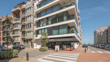 Penthouse unique comprenant 3CH et une grande terrasse ensoleillée, situé à proximité de la place Rubens et de la mer