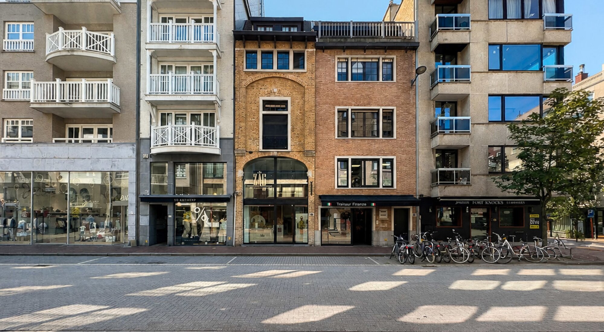 Local commercial avec appartement situé à proximité de la place Driehoeksplein, de la place Lichttorenplein et de la mer