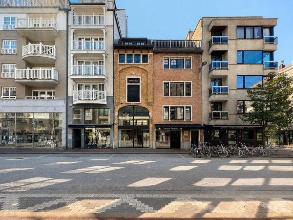 Local commercial avec appartement situé à proximité de la place Driehoeksplein, de la place Lichttorenplein et de la mer