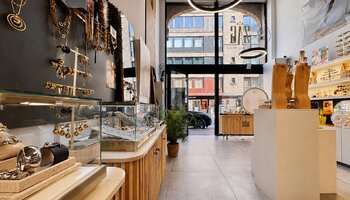 Handelspand met appartement nabij het Driehoeksplein, Lichttorenplein en de zee