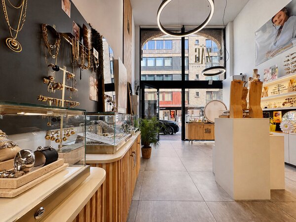 Handelspand met appartement nabij het Driehoeksplein, Lichttorenplein en de zee