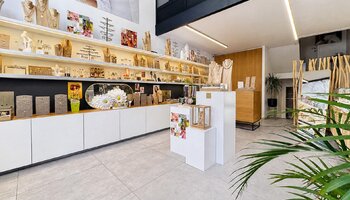 Handelspand met appartement nabij het Driehoeksplein, Lichttorenplein en de zee