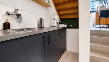 Handelspand met appartement nabij het Driehoeksplein, Lichttorenplein en de zee