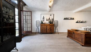 Handelspand met appartement nabij het Driehoeksplein, Lichttorenplein en de zee