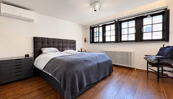 Handelspand met appartement nabij het Driehoeksplein, Lichttorenplein en de zee