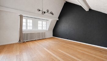 Handelspand met appartement nabij het Driehoeksplein, Lichttorenplein en de zee