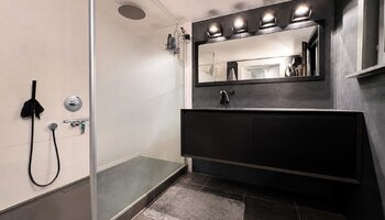 Handelspand met appartement nabij het Driehoeksplein, Lichttorenplein en de zee
