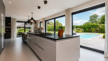 Exclusieve villa op groot perceel met zwembad en poolhouse
