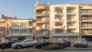 Autostaanplaats gelegen Koningslaan nabij het Rubensplein en de zee