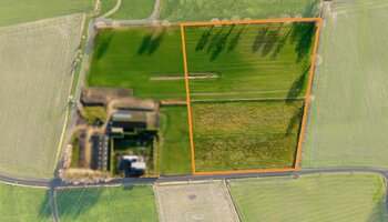 Ruim perceel weiland/bouwland op landelijke ligging vlakbij Damse Vaart