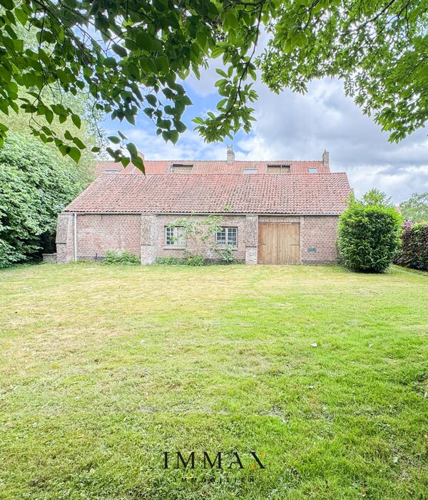 Achtergrond 705 m² met schuur 130 m²