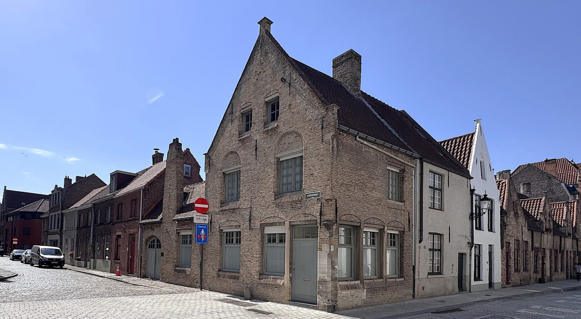 Maison rénovée avec terrasse ensoleillée et parking