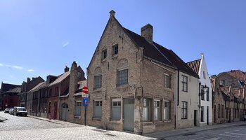 Maison rénovée avec terrasse ensoleillée et parking