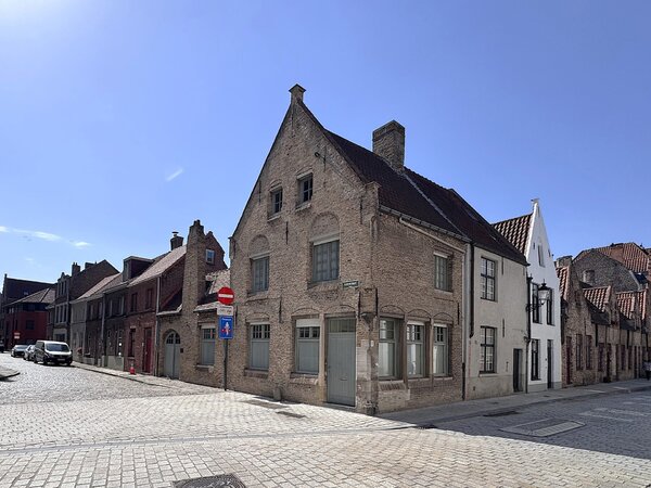 Maison rénovée avec terrasse ensoleillée et parking