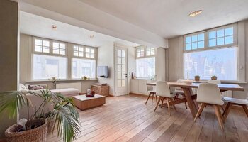 Maison rénovée avec terrasse ensoleillée et parking