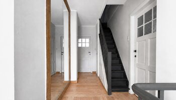 Maison rénovée avec terrasse ensoleillée et parking