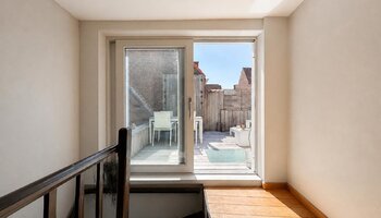 Maison rénovée avec terrasse ensoleillée et parking