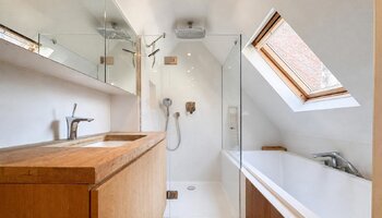 Maison rénovée avec terrasse ensoleillée et parking