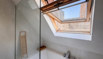 Maison rénovée avec terrasse ensoleillée et parking