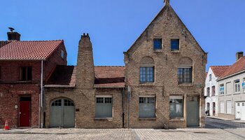 Maison rénovée avec terrasse ensoleillée et parking