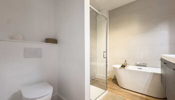 Gerenoveerde stadswoning met 4 slaapkamers op top ligging