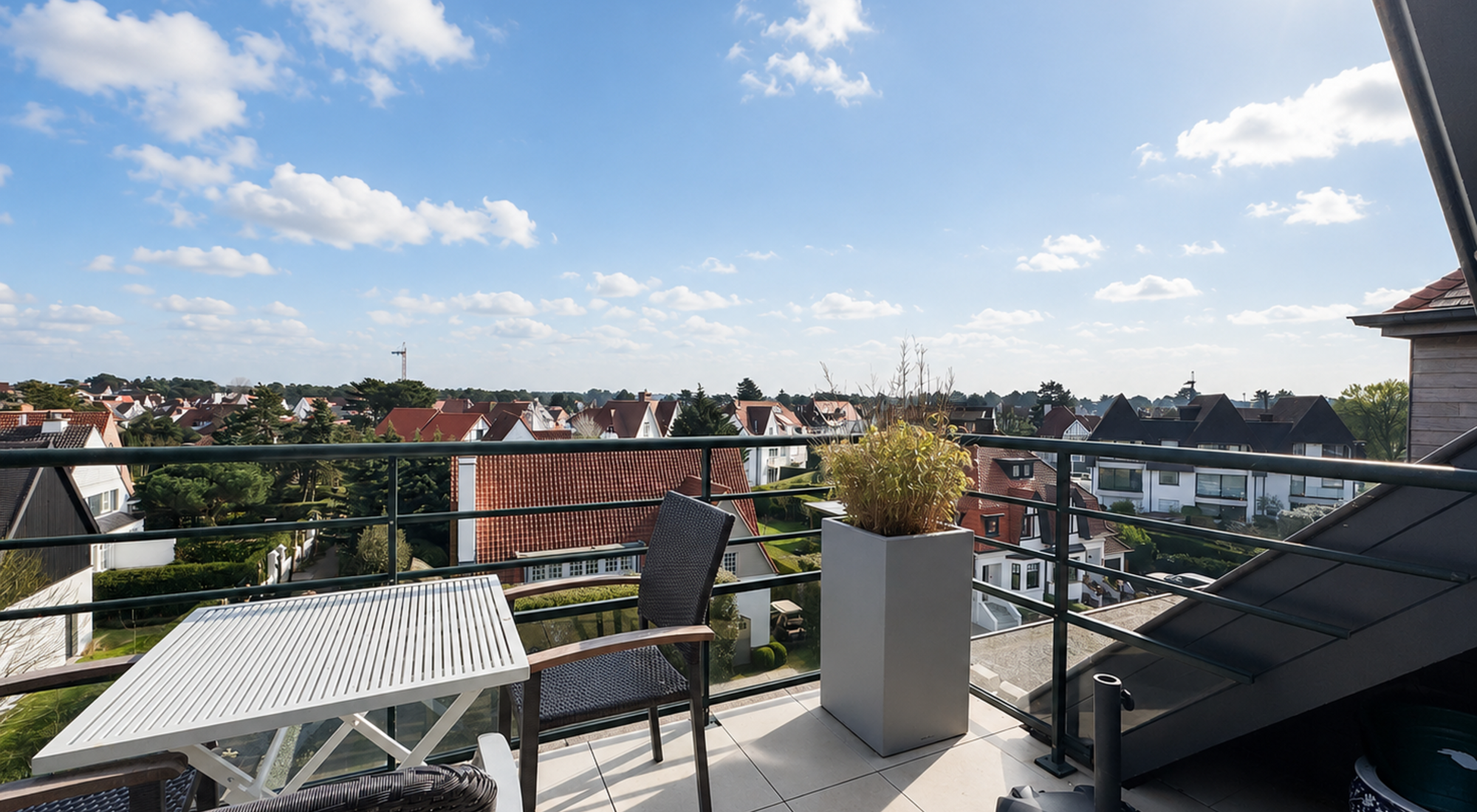 Duplex avec 3 chambres, grande terrasse ensoleillée et vue exceptionnellement dégagée