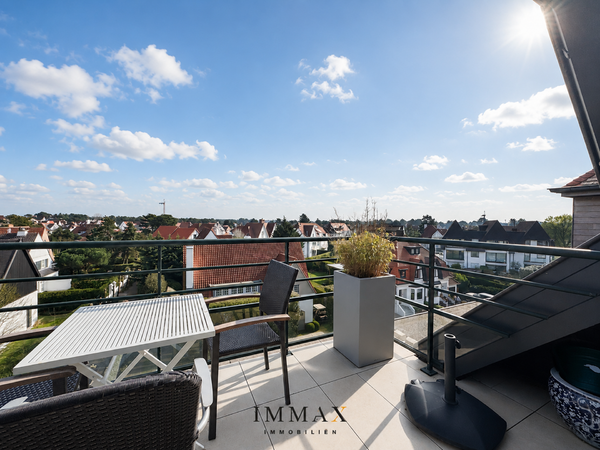 Duplex avec 3 chambres, grande terrasse ensoleillée et vue exceptionnellement dégagée