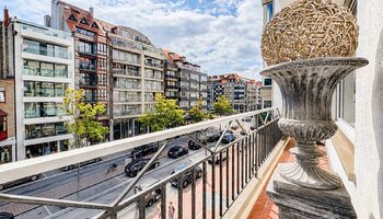 Appartement exceptionnellement spacieux (environ 200 m²) avec 4 chambres et une terrasse, situé sur la Lippenslaan