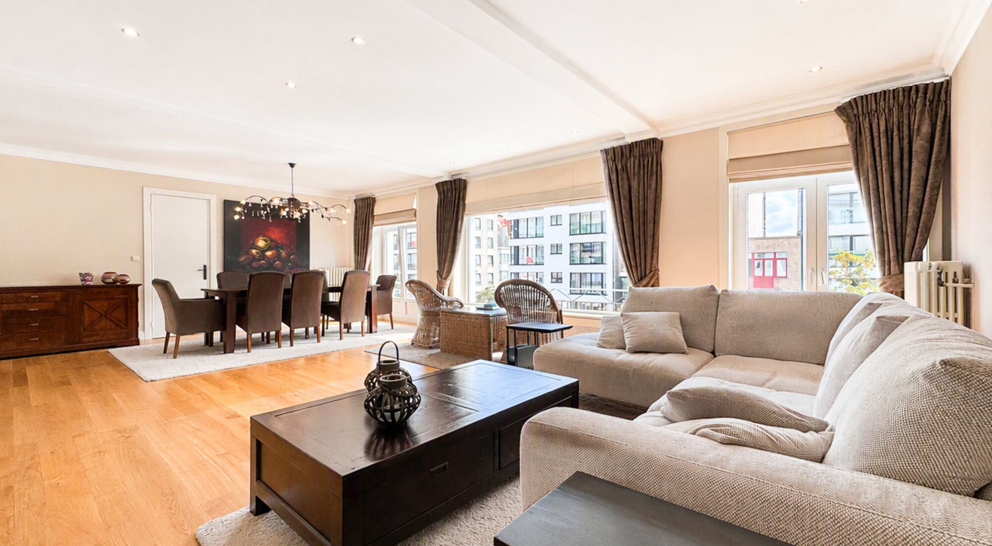 Uitzonderlijk ruim appartement (+-200 m²) met 4-SLK en terras op de Lippenslaan