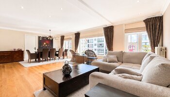 Appartement exceptionnellement spacieux (environ 200 m²) avec 4 chambres et une terrasse, situé sur la Lippenslaan