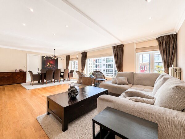 Uitzonderlijk ruim appartement (+-200 m²) met 4-SLK en terras op de Lippenslaan