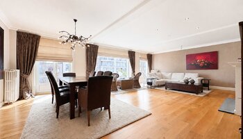 Appartement exceptionnellement spacieux (environ 200 m²) avec 4 chambres et une terrasse, situé sur la Lippenslaan