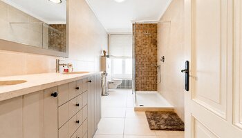 Appartement exceptionnellement spacieux (environ 200 m²) avec 4 chambres et une terrasse, situé sur la Lippenslaan