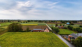 Villa met dubbele garage en atelier op landelijke ligging