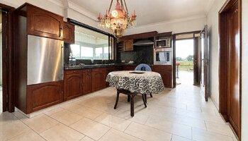 Villa met dubbele garage en atelier op landelijke ligging