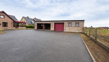Villa met dubbele garage en atelier op landelijke ligging