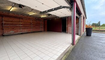 Villa met dubbele garage en atelier op landelijke ligging