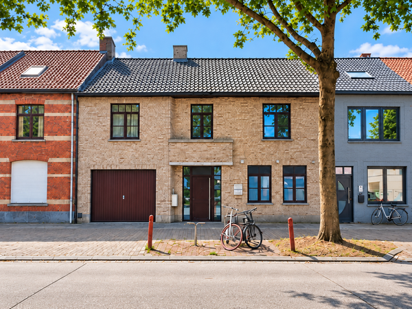 Maison familiale avec espace professionnel et jardin