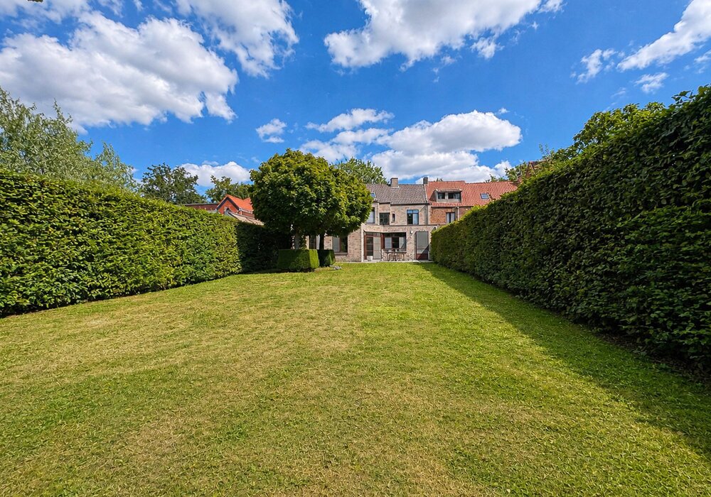 Maison familiale avec espace professionnel et jardin