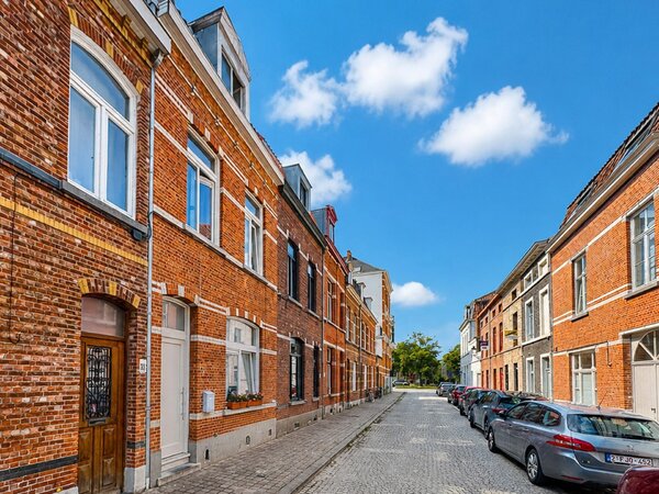 Te renoveren gezinswoning met 4 slaapkamers en zonnig terras