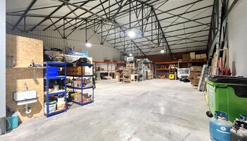 Spacieux hangar à deux pas de l'E403