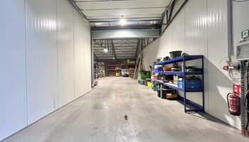 Spacieux hangar à deux pas de l'E403