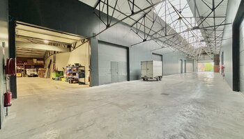 Spacieux hangar à deux pas de l'E403