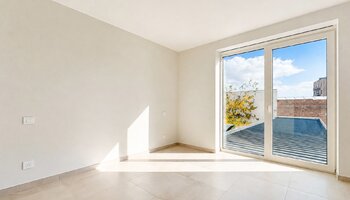 Tweeslaapkamer appartement met terras en zicht op het water