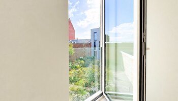 Tweeslaapkamer appartement met terras en zicht op het water
